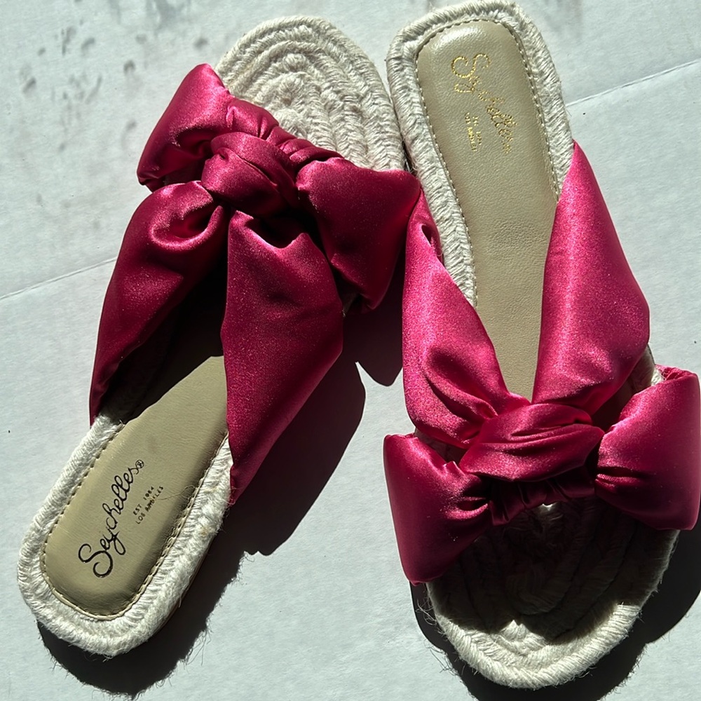 NWT Seychelles leather and raffia flat sandals with bright pink padded bow